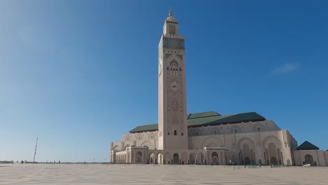 la majestuosa mezquita de hassan frente al vasto patio