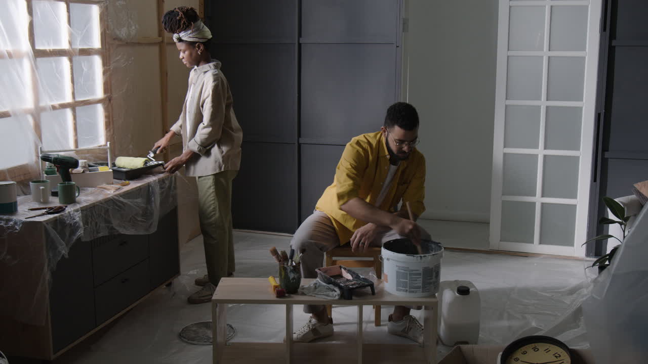 пара рисует комнату вместе