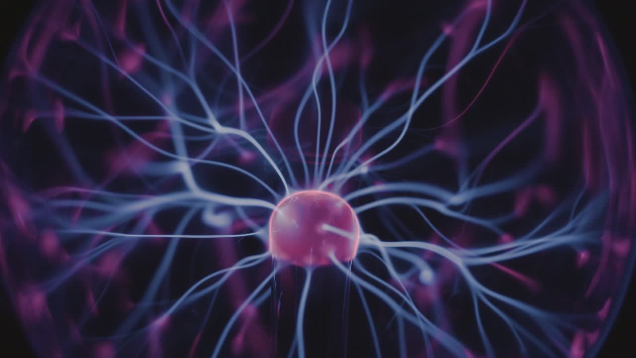 descarga eléctrica de bola de plasma en mezcla de gas nitrógeno helio dentro de esfera de vacío de vidrio primer plano