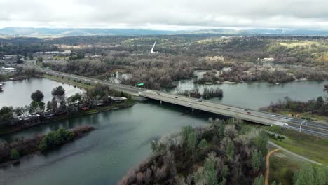 estados unidos, ca, redding, puente del reloj de sol, 2024-12-27 - vista desde un avión no tripulado del puente del rellano de sol
