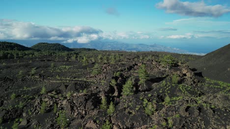 Flug-über-Mondlandschaft-Mit-Waldökosystem,-In-Der-Nähe-Eines-Vulkans