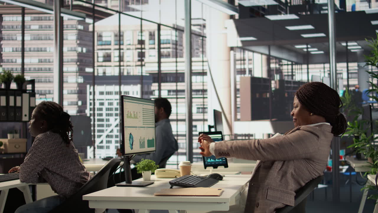 현대적인 사무실에서 일하는 사업가 여성