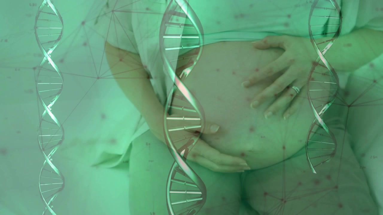 Ventre di donna incinta con mani che accarezzano la pancia e attivazione di un overlay sulla salute del DNA per la cura prenatale.