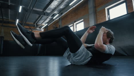 kickboxer haciendo ejercicio en el gimnasio