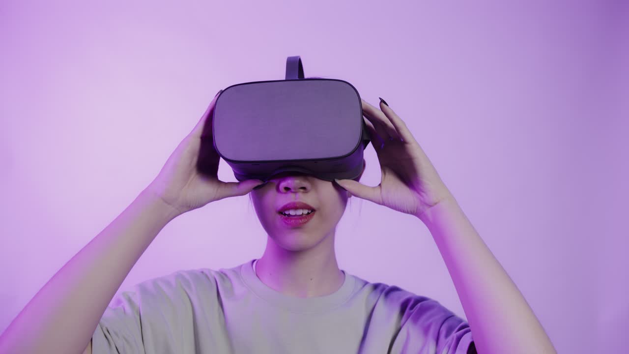 Mujer experimentando realidad virtual