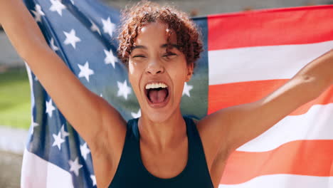 mujer celebrando con la bandera estadounidense