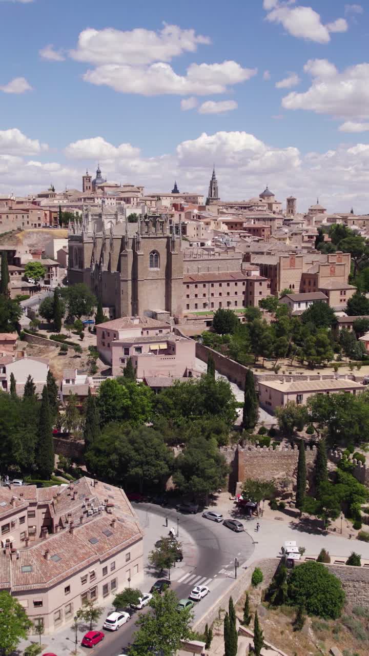 Vista panoramica verticale con drone di Toledo e del Monastero di San Juan de los Reyes in Spagna.