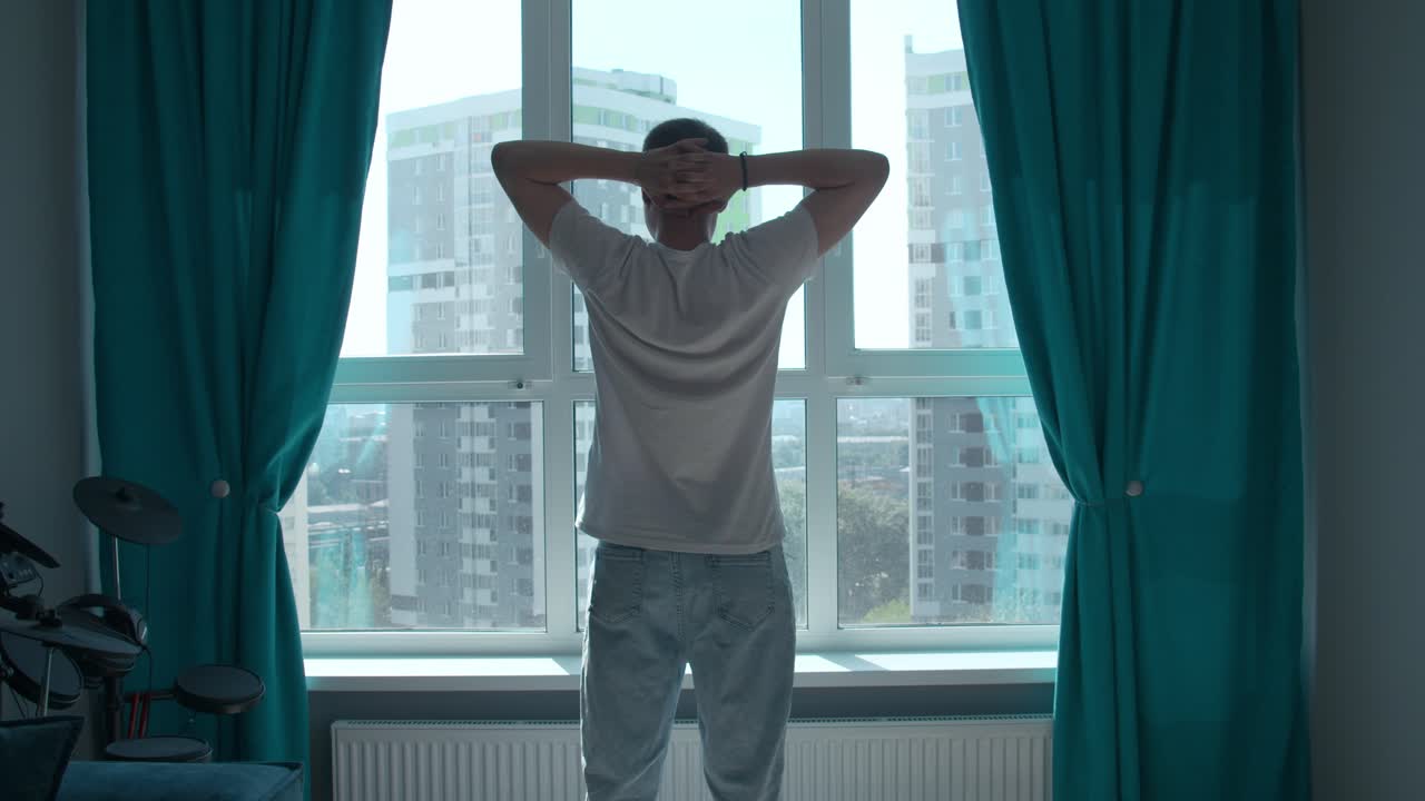 hombre mirando por la ventana