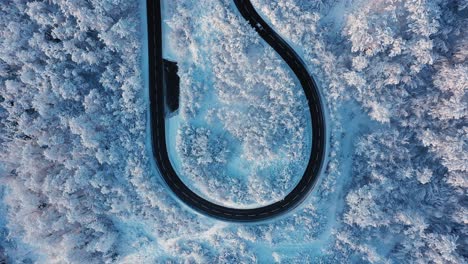 impresionantes imágenes de drones de un paso de montaña en un bosque cubierto de nieve