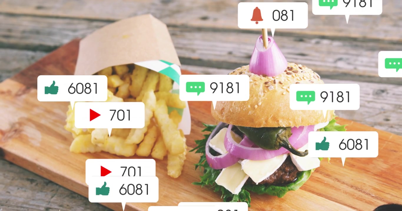 Burbujas de notificación aparecen y luego se agrupan sobre una hamburguesa y papas fritas, para después dispersarse y mostrar actividad.
