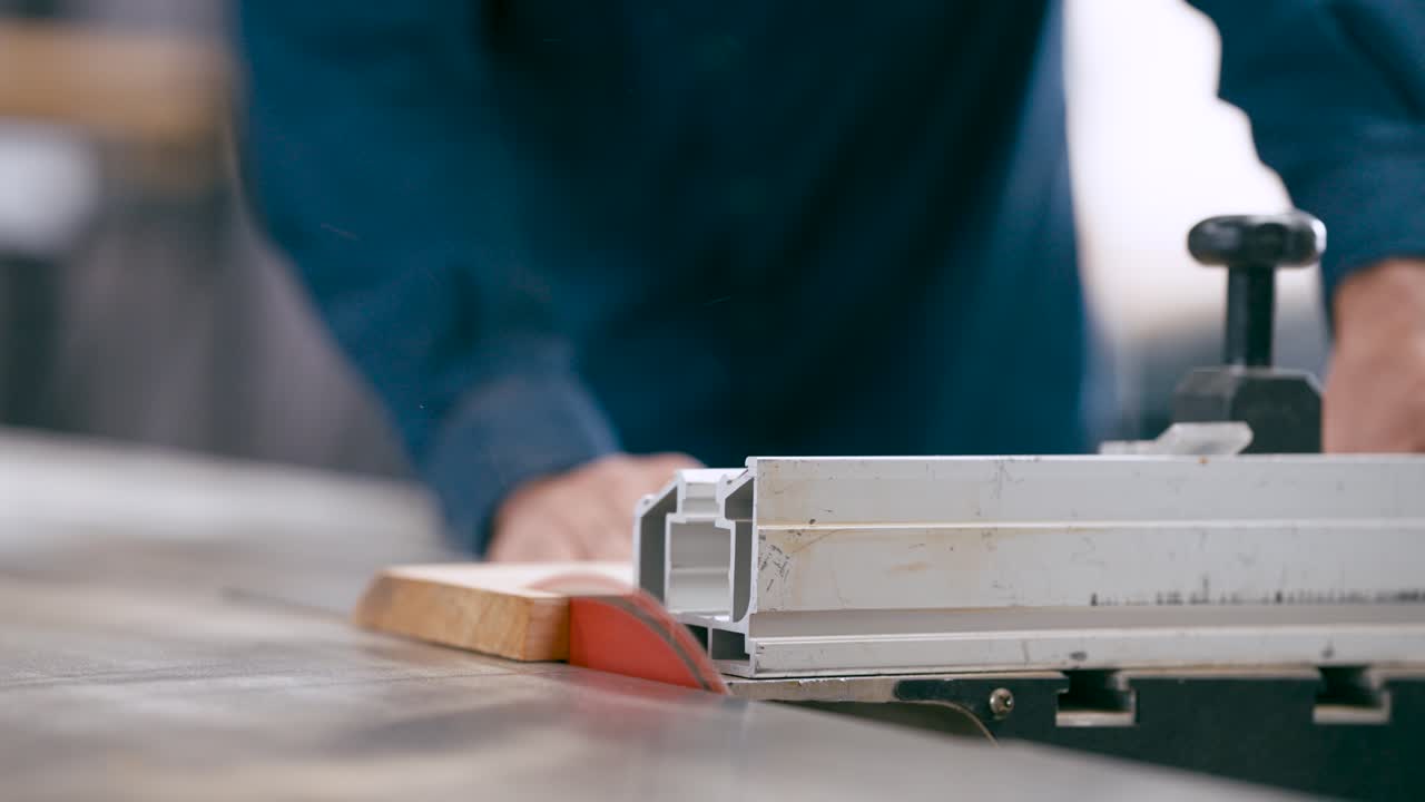 Tagliare il legno con una sega da tavolo