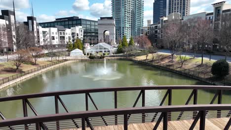 Blick-Auf-Den-Brunnen-Tagsüber-über-Die-Brücke-Der-Atlantikstation-In-Atlanta,-Georgia