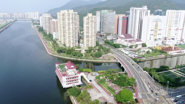 Vista aérea de megaconstruções residenciais na orla de Sha Tin, Hong Kong.