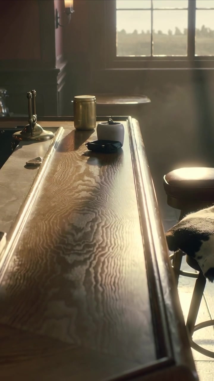 Video verticale: La telecamera si avvicina lentamente a un bancone di legno in un caffè, mostrando le venature, una campana e una lattina dorata.
