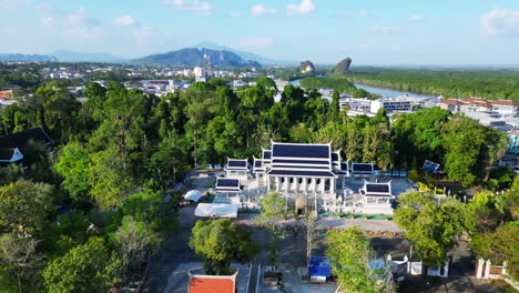 Ruhiger-Traditioneller-Thailändischer-Tempelkomplex,-Tropische-Landschaft