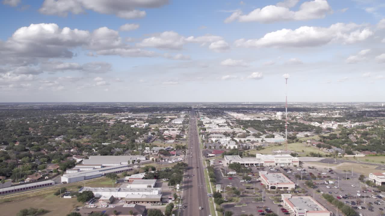 día de vuelo de aviones no tripulados luz soleada lado norte de la ciudad de mcallen sobre la calle 10