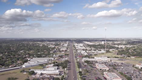 Drohnenflugtag,-Sonniges-Licht,-Nordseite-Der-Stadt-Mcallen-über-Der-10.-Straße