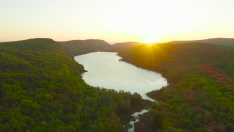 Muñeca-Aérea-Durante-El-Amanecer-Sobre-El-Lago-De-Las-Nubes-En-El-Parque-Estatal-De-Las-Montañas-Puercoespín-De-Michigan