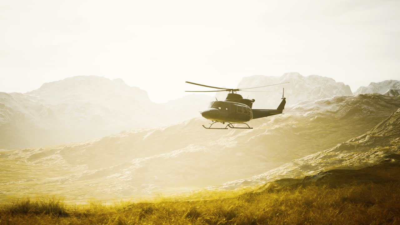 베트남 전쟁 시대의 헬리 ⁇ 터가 산에서 느리게 움직입니다.