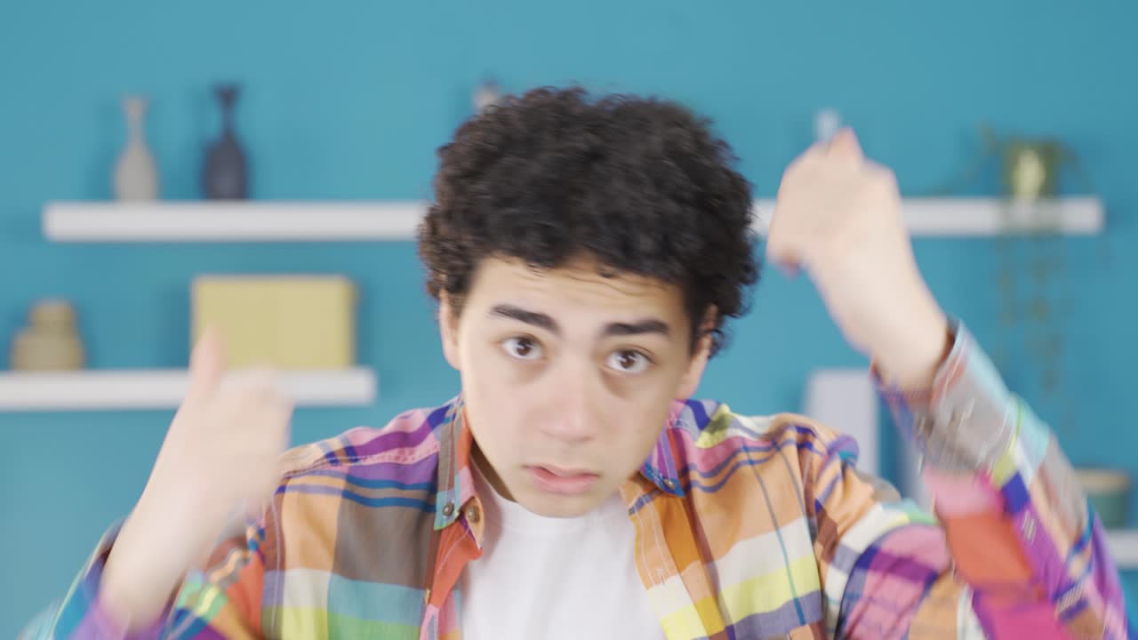 카메라를 쳐다보는 곱슬머리의 행복한 소년.