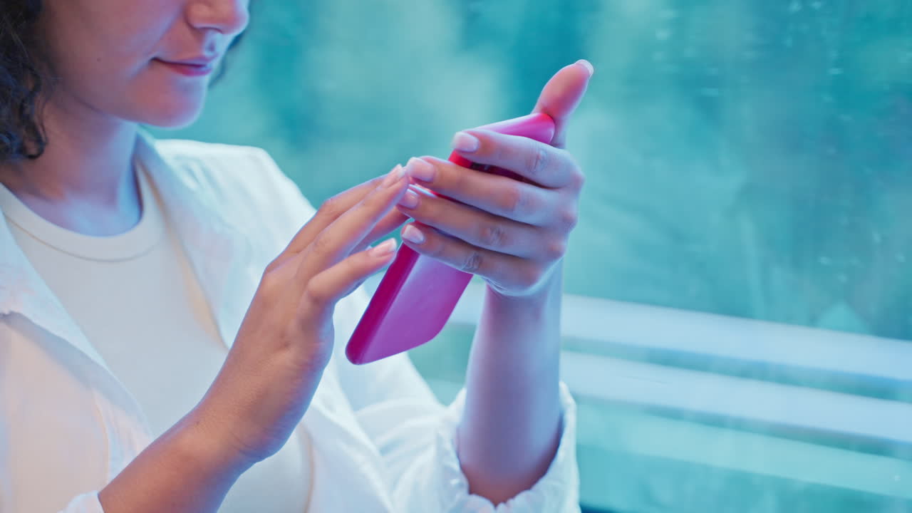 mujer usando un teléfono inteligente rojo