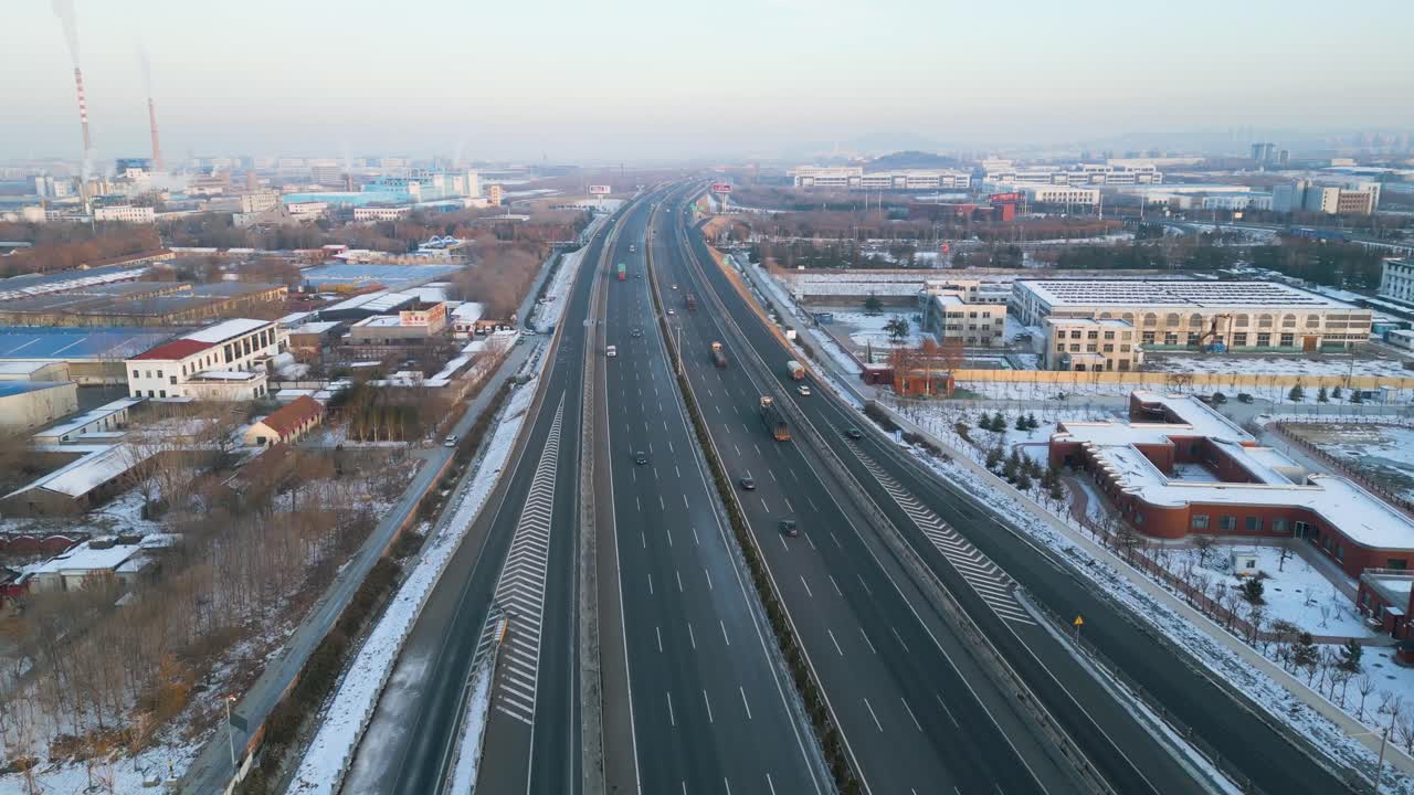 겨울에 해가 지는 시간에 지보 시 근처의 칭다오-인추안 고속도로의 공중 사진