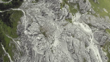 antena a vista de pájaro de las montañas alpinas 11er-2