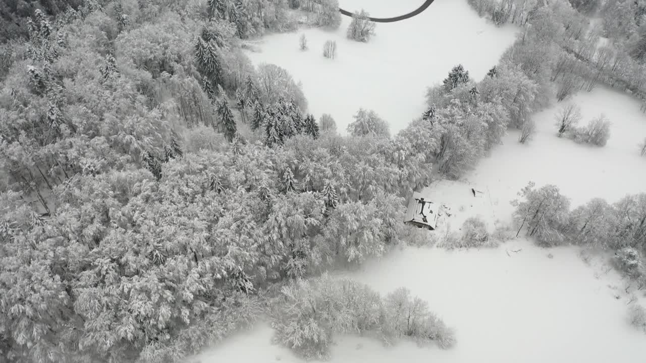 프랑스의 겨울에 바람이 부는 산악 도로