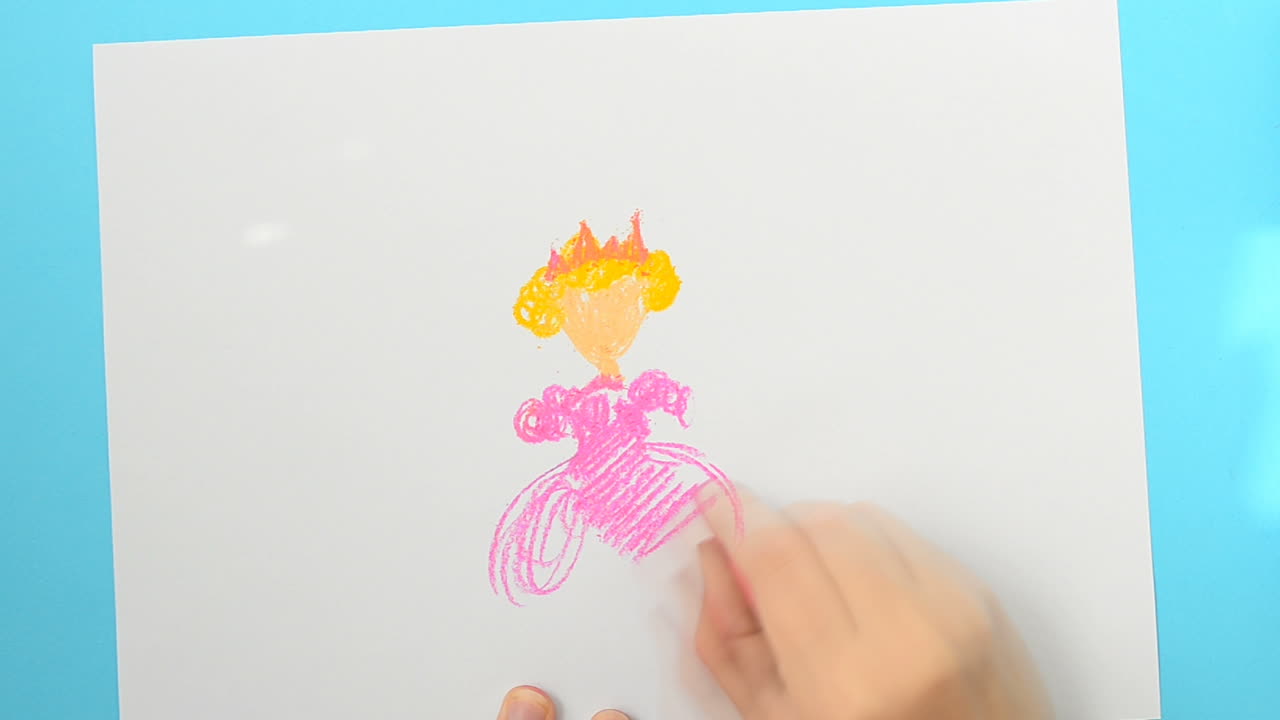 Desenhe a princesa. A criança desenha o desenho. O vídeo acelerado