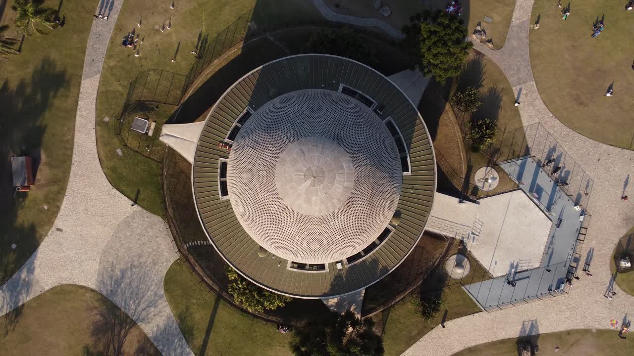antena ascendente sobre la cúpula del planetario galileo galilei, parque tres de febrero, buenos aires, argentina