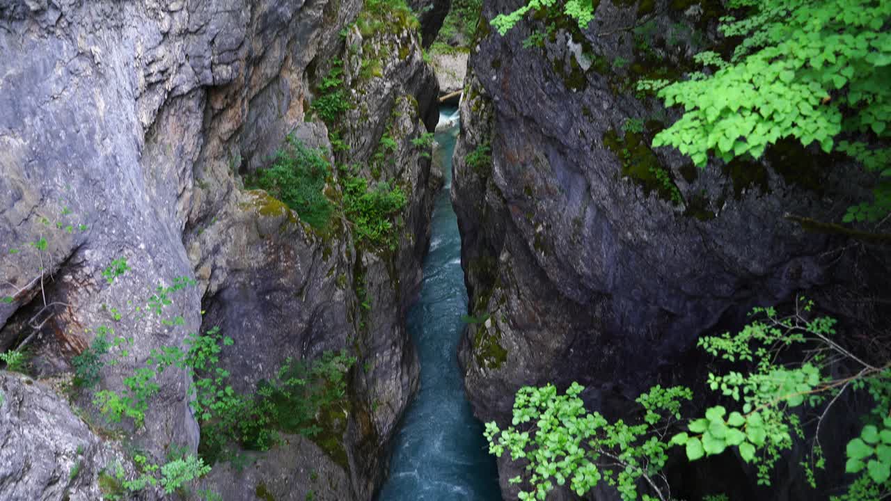 agua esmeralda del río de la montaña que fluye a través de los altos acantilados del cañón en albania