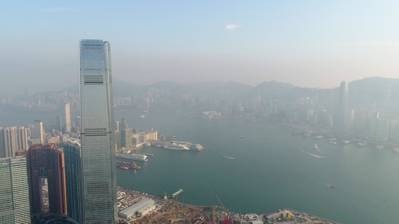 luz del sol famoso edificio de hong kong construcción bahía panorama aéreo 4k china