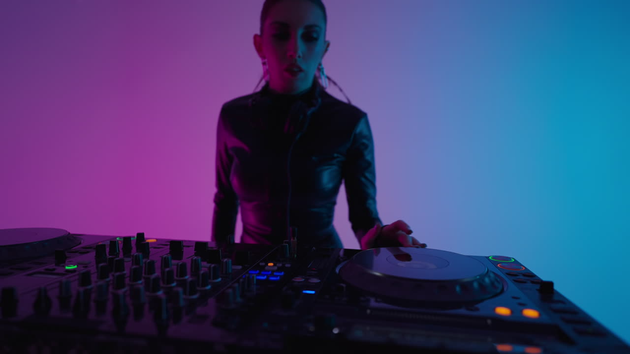 mujer dj mezclando música en un estudio