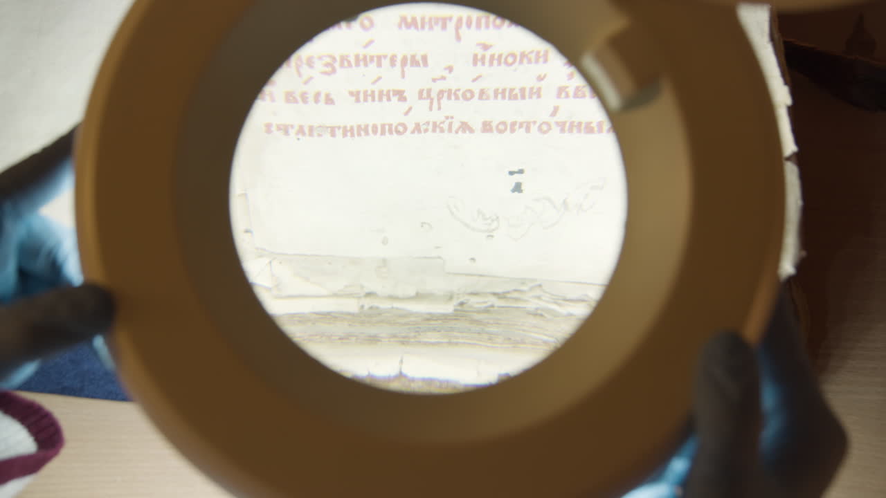 examinando textos antiguos con una lupa