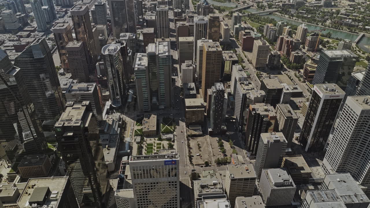 캘거리 ab 캐나다 aerial v9 birds eye view 드론 플라이오버 다운타운 상업 지구 서쪽 끝으로 도시 풍경과 보우 리버 브릿지 크로싱을 포착 - mavic 3 pro cine로 촬영 - 2023 년 7 월