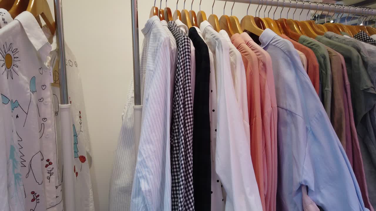 판매를 위한 많은 여성 의류 디스플레이 클로즈업