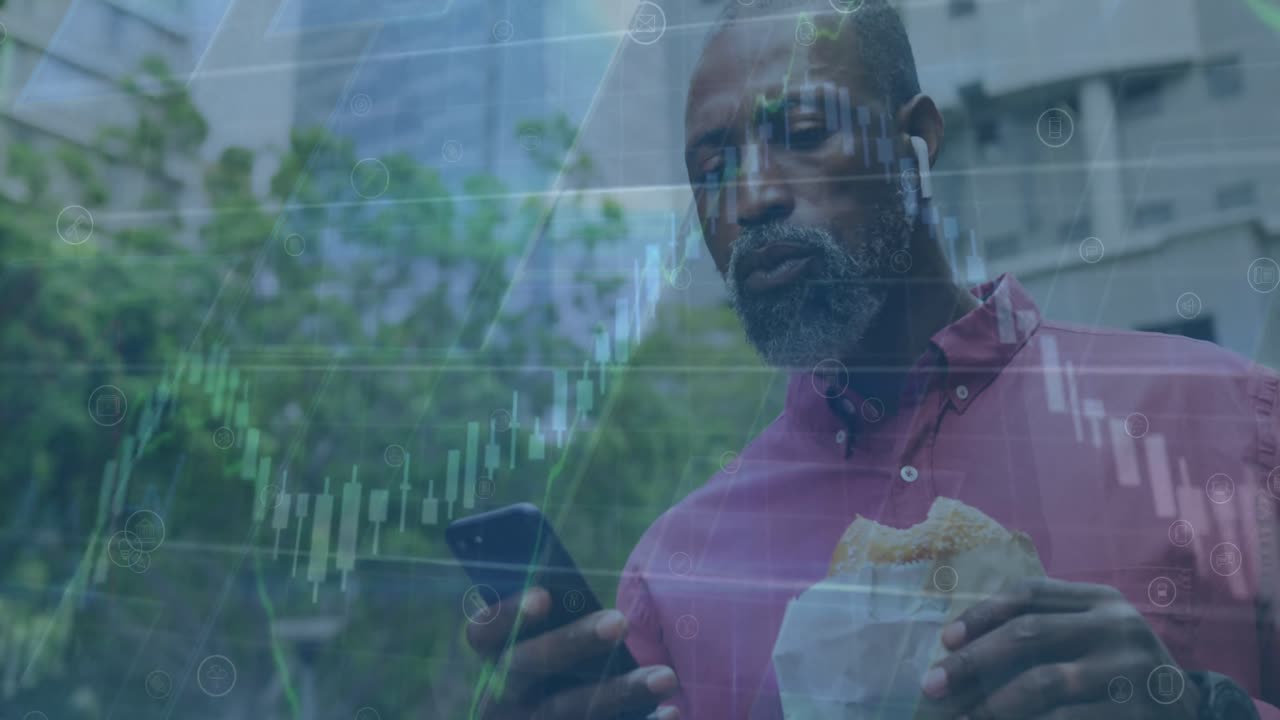 animazione dell'elaborazione dei dati su un uomo afroamericano che mangia uno spuntino usando uno smartphone per strada