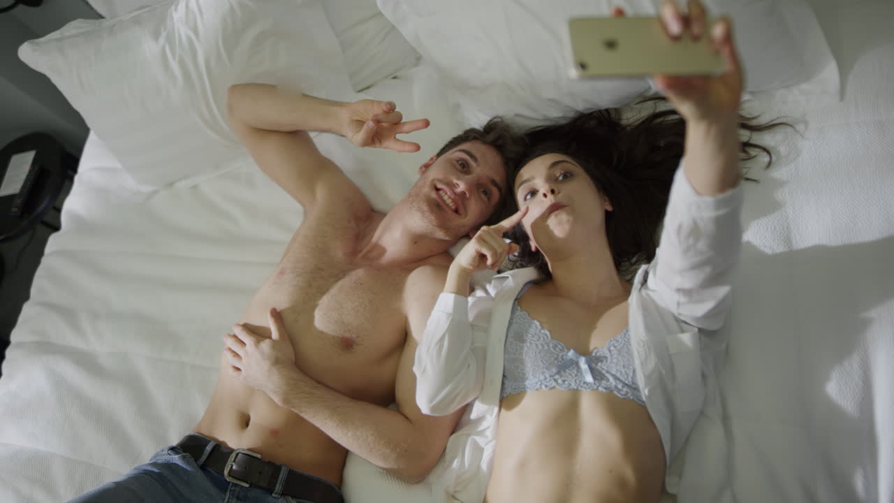 호텔 침대에 누워있는 섹시한 커플