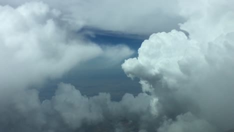 Fliegen-Zwischen-Den-Wolken-Während-Des-Aufstiegs