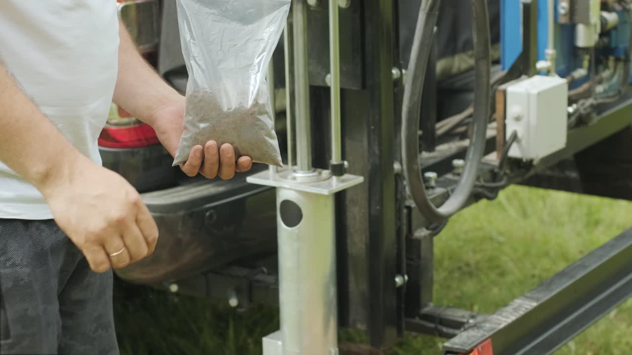 Tecnico di laboratorio che tiene vetreria professionale e testa germogli di piante prima del raccolto sul campo