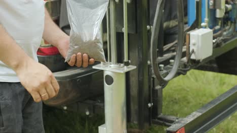trabajador de laboratorio que sostiene artículos de vidrio profesionales y prueba brotes de plantas antes de la cosecha en el campo.