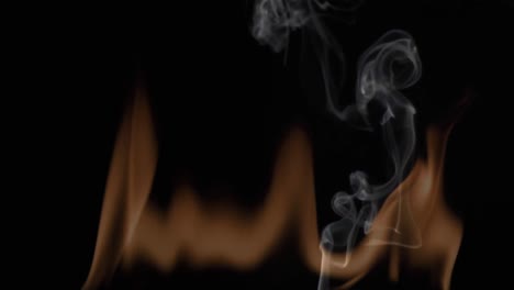 animación digital de un fuego falso con humo sobre fondo negro