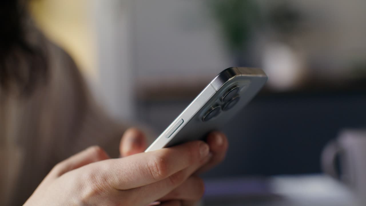 persona che utilizza uno smartphone