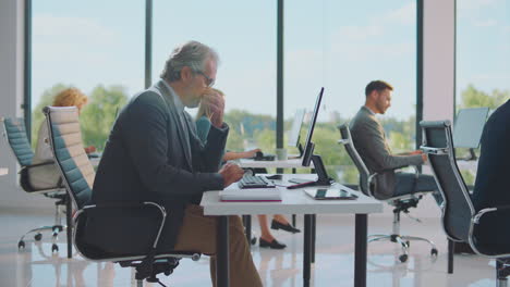 personas de negocios que trabajan en oficinas modernas
