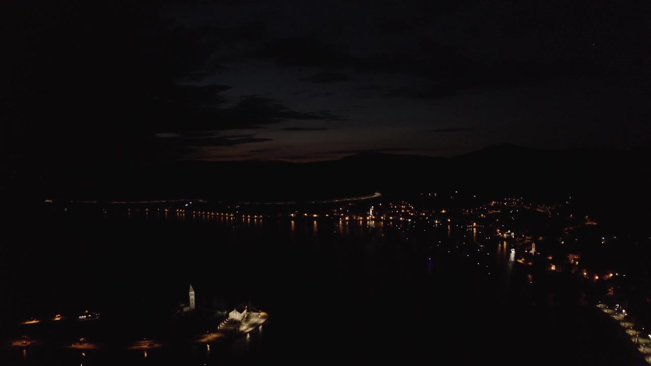 Filmato con drone di un piccolo paese sul mare di notte