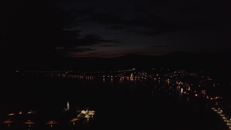 Filmato con drone di un piccolo paese sul mare di notte
