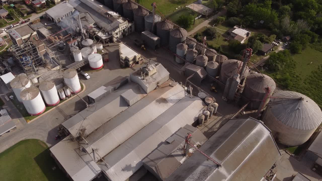 toma aérea de una fábrica industrial con muchos tanques que producen alimentos en buenos aires