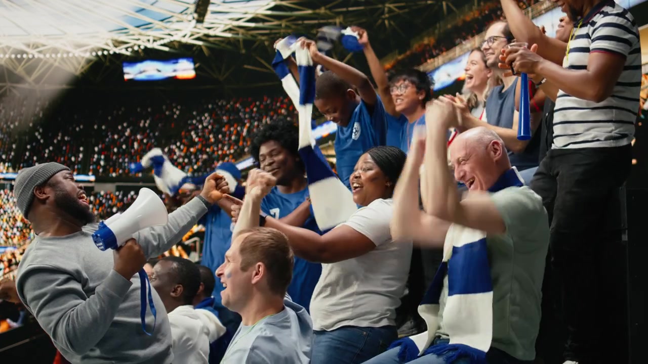 Joven aficionado al fútbol rodeado de felices y animosos seguidores del equipo azul.