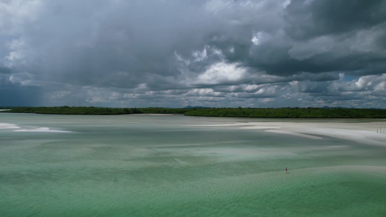 맑은 청록색 열대 바다의 공중 해안선
