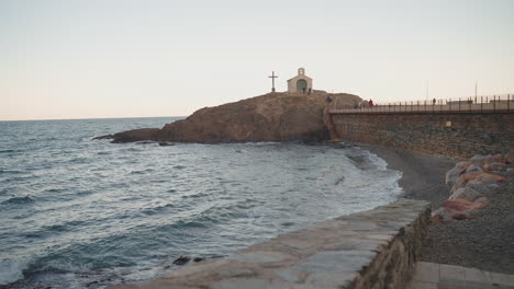 Chapelle-Saint-Vincent,-Collioure:-Cross-atop-cliff,-serene-ocean-backdrop